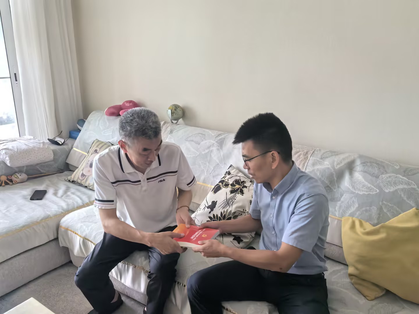 为退休党员发放二十届三中全会书籍1.jpg